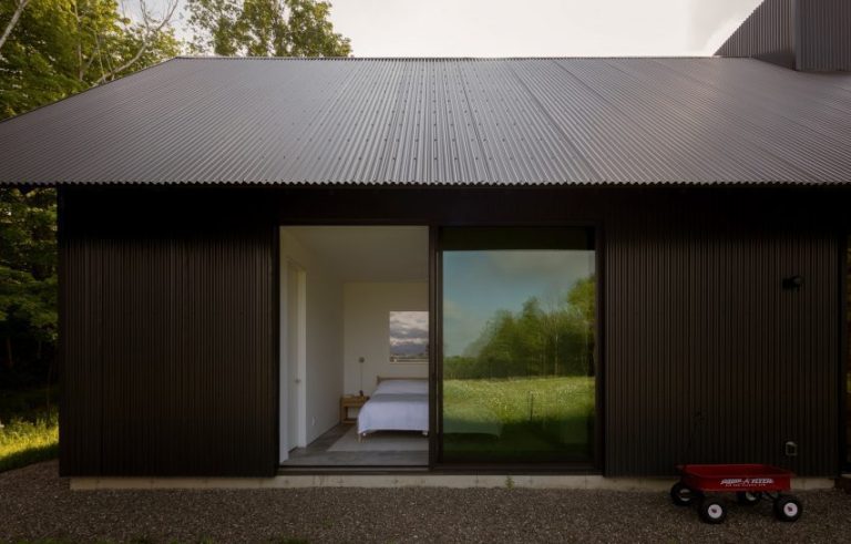 Group Architecture Project: Secluded Catskills House in Black Metal