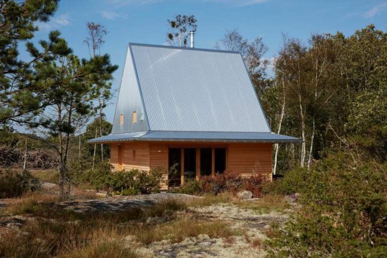 Studio Ellsinger Designs Hat-Shaped Cabin on Sweden's West Coast