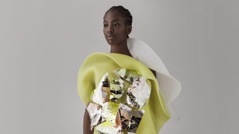 Ying Gao’s All Mirrors Clothing Responds to the Observer’s Gaze